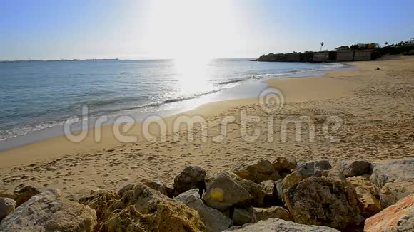 太阳在海滩上反射大海视频的预览图