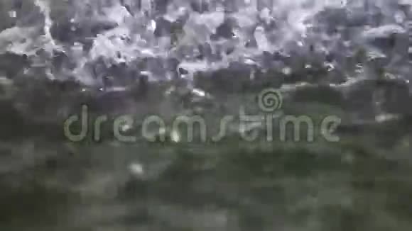 水滴向下落在背景上视频的预览图
