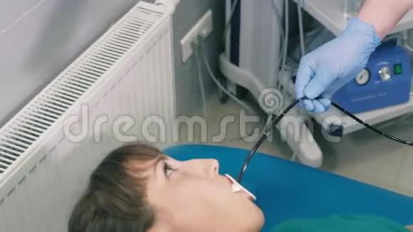 医生让一个年轻女孩做胃镜检查视频的预览图