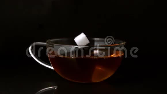 糖块掉进一杯茶里视频的预览图
