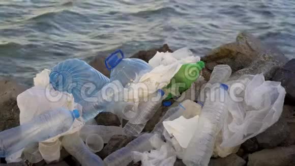 海洋环境问题中的塑料污染塑料杯运输袋瓶子和吸管倾倒在海里视频的预览图
