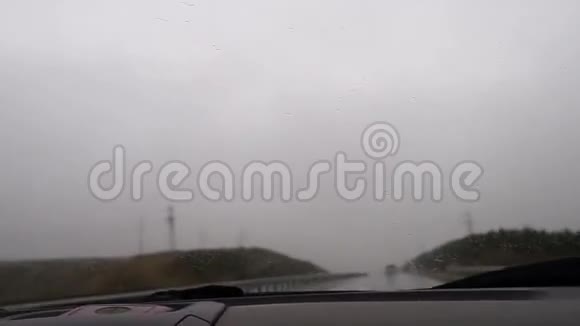 雨天的汽车在公路上行驶视频的预览图