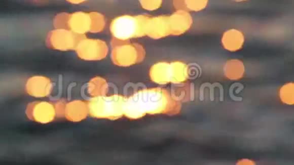 太阳的光芒从海水中反射出来视频的预览图