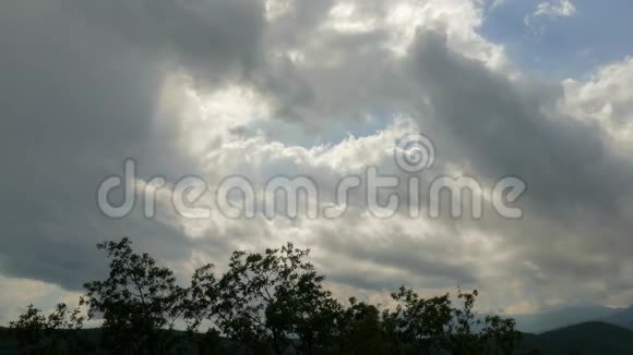 雨云翻山越岭时光流逝视频的预览图