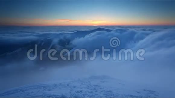 夕阳西下的冬山时间流逝视频视频的预览图
