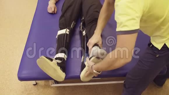 医生理疗师为残疾人安装矫形器视频的预览图