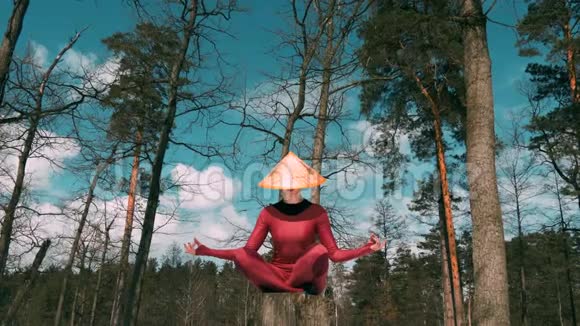 森林女子练习瑜伽健身运动传统帽子视频的预览图