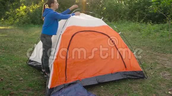 女人正在森林里搭旅游帐篷视频的预览图