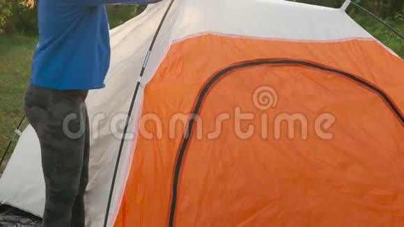 女人正在森林里搭旅游帐篷视频的预览图