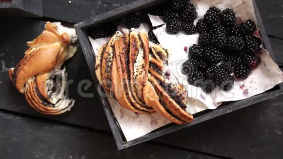 新鲜黑莓和俄罗斯面包早餐或午餐概念视频的预览图