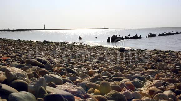 海滩上的卵石视频的预览图