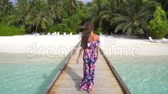 马尔代夫海滩大桥上的妇女视频的预览图