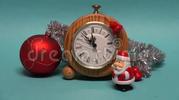 圣诞老人的小玩具靠近圣诞新年装饰和时钟视频的预览图