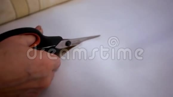 女人的手在修理时切墙纸视频的预览图