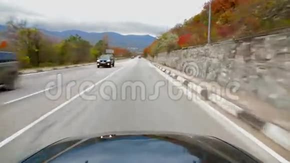 客运车辆沿沥青路行驶视频的预览图