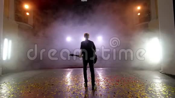 吉他手在舞台上表演舞台灯光烟雾视频的预览图