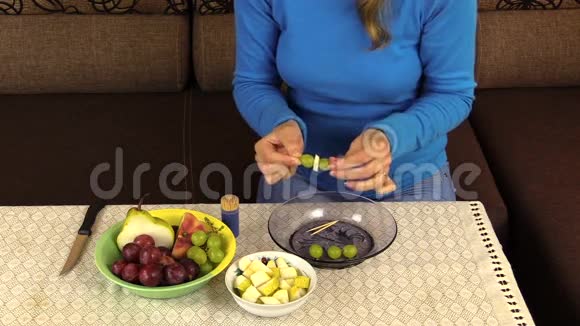 手串葡萄梨果在棍子上把平底锅放在桌子上视频的预览图
