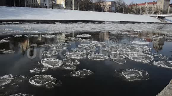 反映在河城的景色漂浮着大块的冰视频的预览图