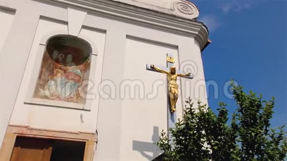 十字架上的金耶稣基督小教堂十字架视频的预览图