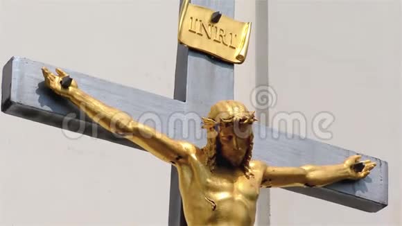 十字架上的金耶稣基督小教堂十字架视频的预览图