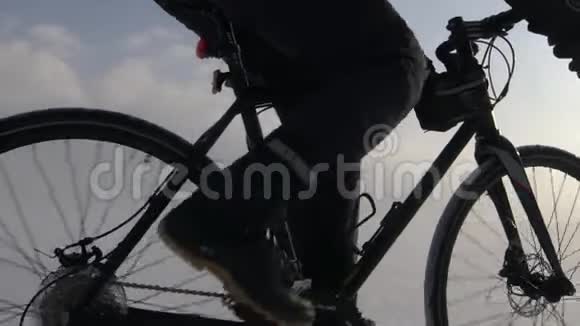 一个人骑着自行车穿过冰冻的湖视频的预览图