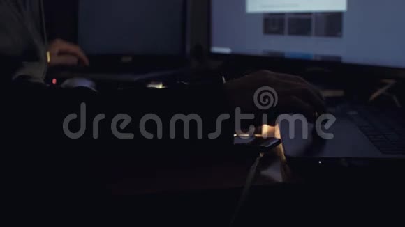 暗室电脑破解引擎盖密码的男性黑客之手视频的预览图