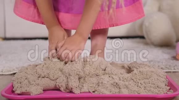 孩子的脚在沙子里动力沙箱视频的预览图