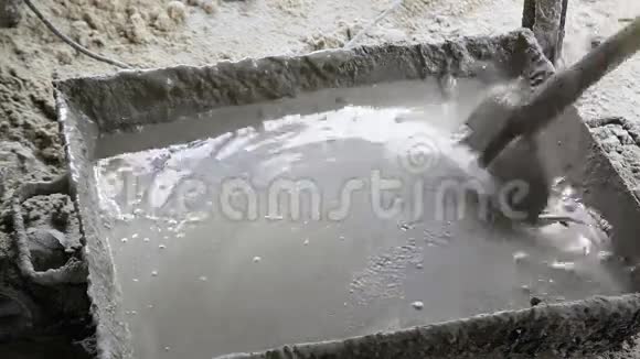 工人搅拌水泥视频的预览图