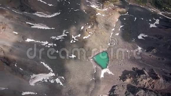 飞越海拔3500米的高山湖泊视频的预览图