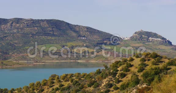 晴朗的一天山湖全景4k西班牙视频的预览图