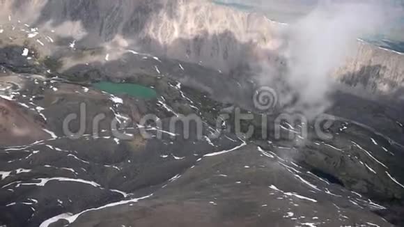 飞越海拔3500米的高山湖泊视频的预览图
