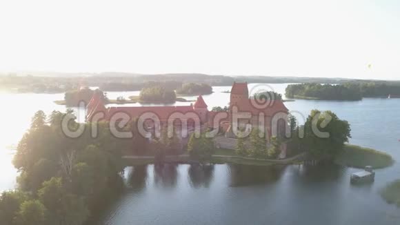 夏季特拉凯城堡的鸟瞰图立陶宛湖泊上美丽的城堡视频的预览图