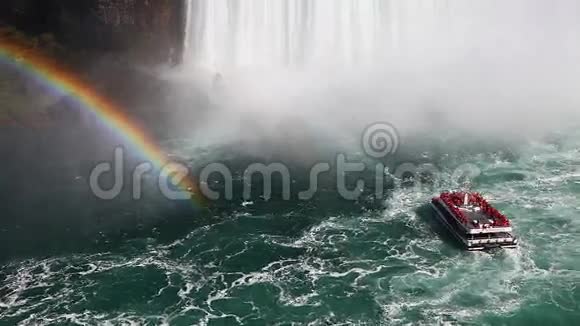 尼亚加拉大瀑布有一艘旅游船和彩虹在浪花中视频的预览图