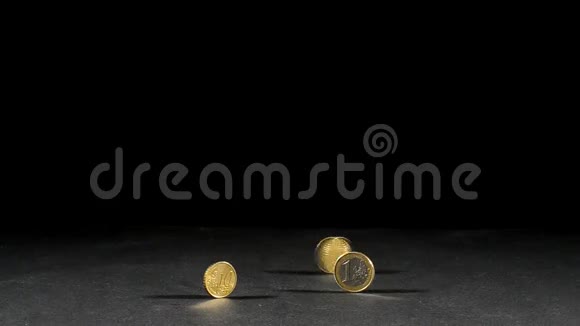 三个欧元硬币一个旋转视频的预览图