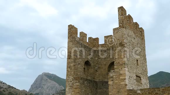 古中世纪堡垒的遗址视频的预览图