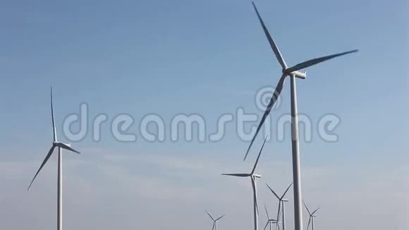 绿色能源概念的风力涡轮机和蓝天视频的预览图