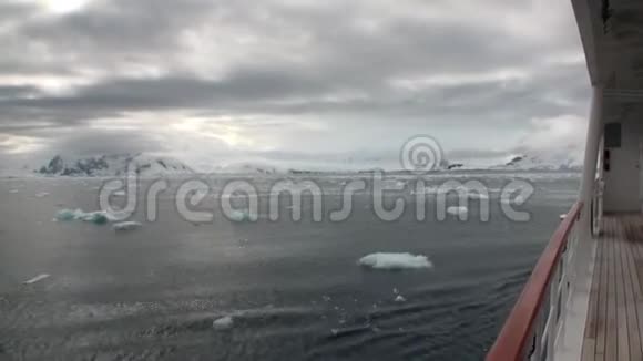 南极洲海洋中的冰川运动和雪冰山和冰川景观视频的预览图
