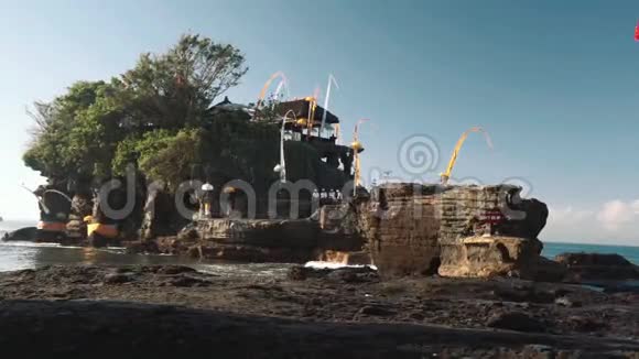 塔纳罗得寺海洋岩石上有树木视频的预览图