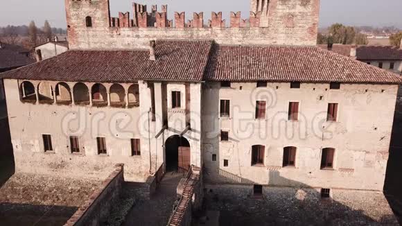 卡维纳戈贝加莫意大利秋季马尔帕加古堡的鸟瞰图视频的预览图