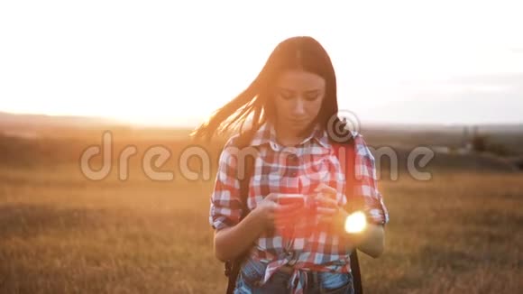 hipsterhiker剪影女孩行走游子在手机智能手机上搜索位置导航找到正确的方法视频的预览图