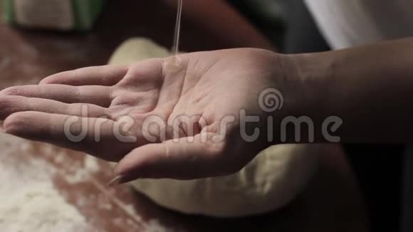 女人的手在桌子上捏面团在厨房做饭视频的预览图