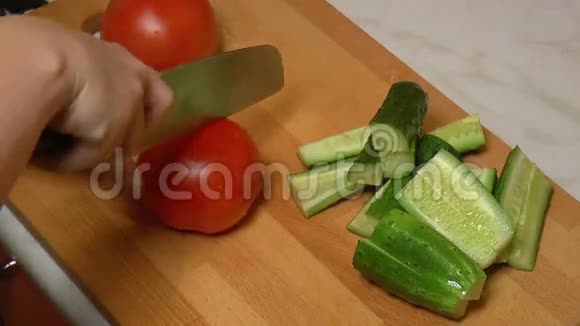 红番茄切片煮食视频的预览图