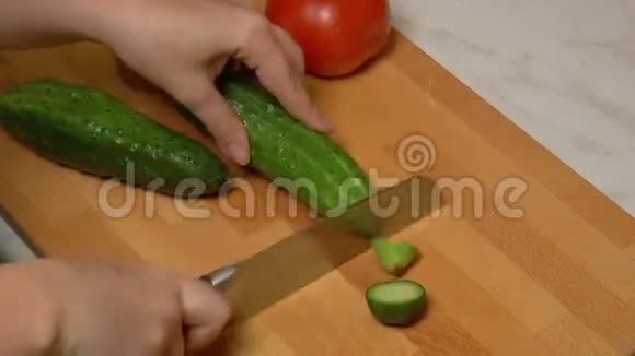 绿黄瓜切成片做菜视频的预览图
