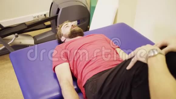一名男子在康复中心锻炼时的肖像视频的预览图