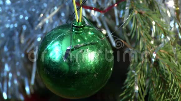 圣诞树玩具一个绿色的球视频的预览图