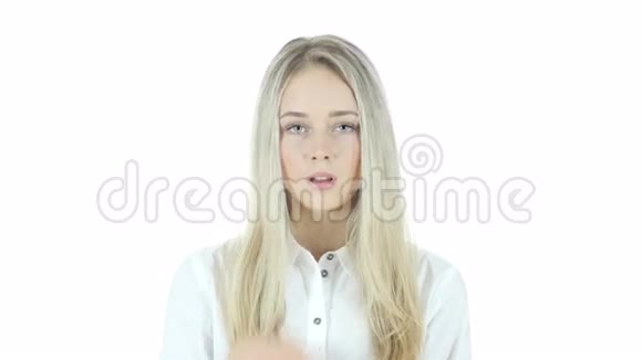 沉默少女展示沉默的姿态年轻视频的预览图