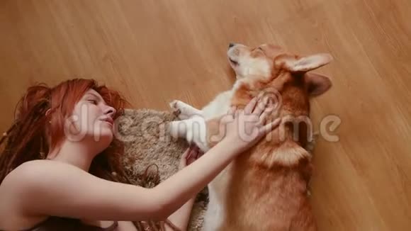女人和狗玩视频的预览图