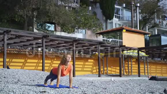 日出时在海边做瑜伽的女孩视频的预览图