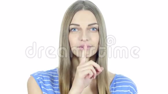 沉默少女展示沉默的姿态年轻视频的预览图