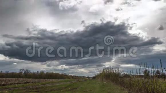 时间流逝的风暴云在田野上移动视频的预览图